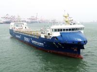 中国首艘航行集装箱商船“智飞”号在青“下水”，上镜头