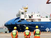 中国首艘航行集装箱商船“智飞”号在青“下水”，上镜头