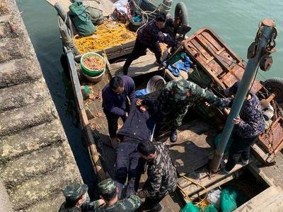 一人受伤昏迷在渔船，一人水中挣扎……危急时刻，山东青岛海警局紧急救助
