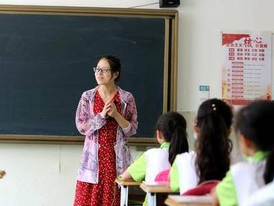青岛每年将遴选600名教师着重培养，乡村优秀青年教师可获优先推荐