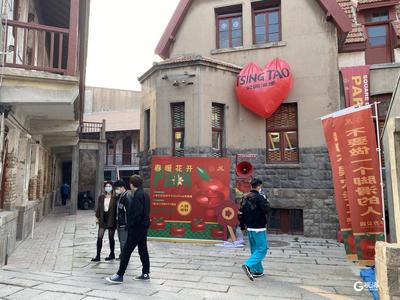 小长假首日： 漫步老街，市民感受时尚慢生活