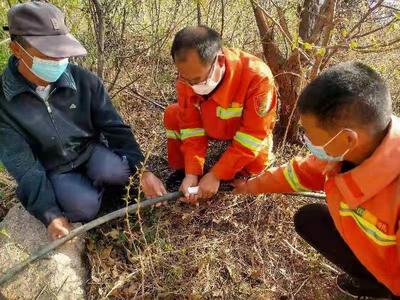 攀石壁、钻草丛，崂山景区义务为30余户居民，维修焊接水管累计7.8万余米