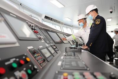 中国首艘航行集装箱商船“智飞”号在青“下水”，上镜头