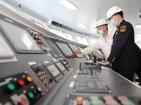 中国首艘航行集装箱商船“智飞”号在青“下水”，上镜头