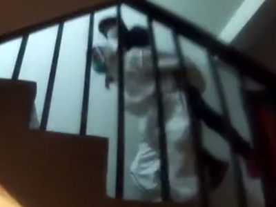 网传上海一警察背居民上楼，背的是假人？这种揣测是一种误解，更是一种伤害