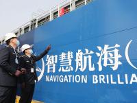 中国首艘航行集装箱商船“智飞”号在青“下水”，上镜头