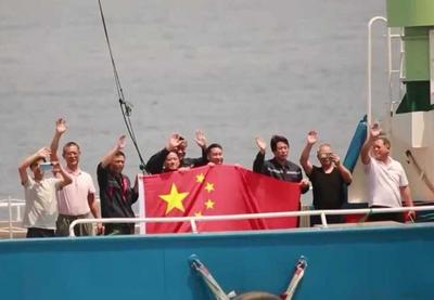 中国渔民亚丁湾展国旗感谢海军护航