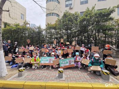 市南区实验小学联合微尘公益基金为平度蟠桃小学创建图书角