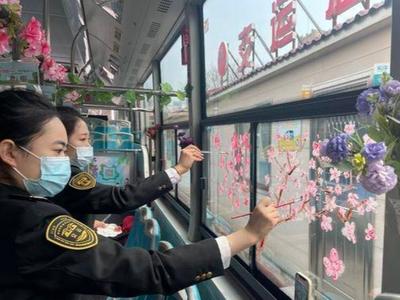 青岛街头“樱花”主题公交车上线 ，快来邂逅一场春日的浪漫！