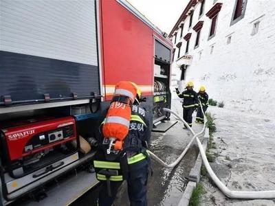 消防车撞开违停挡道私家车，交管部门认定：私家车车主自担全责