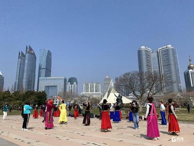 春意盎然，市民游客尽享海滨假日