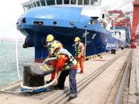 中国首艘航行集装箱商船“智飞”号在青“下水”，上镜头