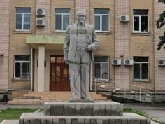 乌克兰南部重新竖起列宁雕像；美英加三国将向乌提供新一轮武器援助