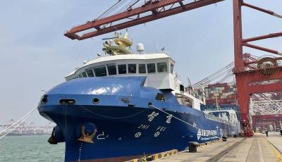 中国首艘自主航行集装箱商船“智飞”号在山东港口青岛港上线运营