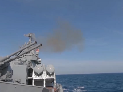 俄黑海舰队“莫斯科”号巡洋舰起火并导致舰上弹药爆炸