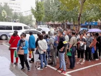 网红店“黄牛”乱象：专雇老人排队，转手高价倒卖
