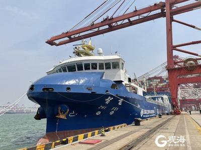 中国首艘自主航行集装箱商船“智飞”号在山东港口青岛港上线运营