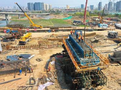 唐河路-安顺路打通工程最新进展：李村河大桥首件盖梁浇筑完成