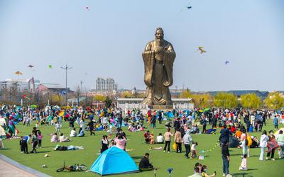 泛舟湖面、赏花踏青，惬意！
