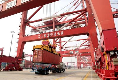 中国首艘航行集装箱商船“智飞”号在青“下水”，上镜头