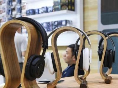 坐地铁戴耳机会损伤听力吗？专家解答来了