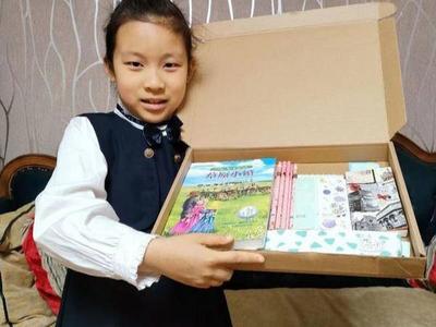 市南区实验小学联合微尘公益基金为平度蟠桃小学创建图书角