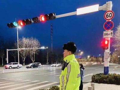 危险！男孩欲快速穿马路险被撞，执勤交警伸手拉住