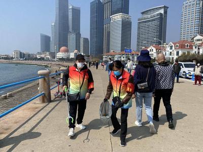 文明旅游，你我同行！清明节假期，青岛热心市民走上街头倡导文明旅游