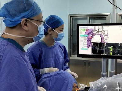 山东首例口腔种植牙机器人手术在青岛完成，精准度控制在0.25毫米内