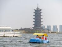 泛舟湖面、赏花踏青，惬意！