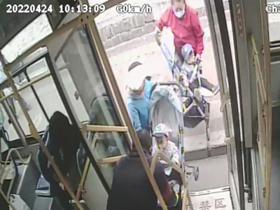 “这个司机真好啊，为你点赞！”青岛公交构筑温暖车厢，暖心一幕幕频上演