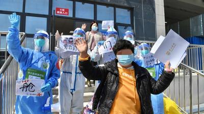 上海临港方舱医院首批近2000人康复出院