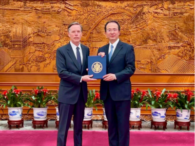 外交部礼宾司司长接受美国新任驻华大使伯恩斯递交国书副本