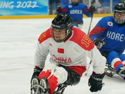 他，患有先天性小儿麻痹症；他，首次参加冬残奥会就登上了领奖台——