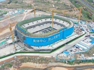 总建筑面积约7.7万平方米，西海岸新区奥体中心体育馆项目主体封顶