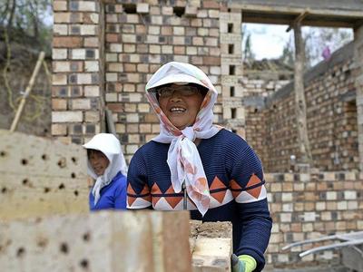 即墨今年实施农村危房改造77户，明确规定不得借危房改造名义推进村庄整体迁并