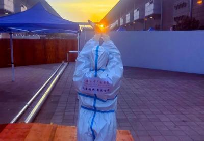 这张托举太阳的照片火了