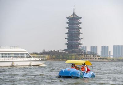 泛舟湖面、赏花踏青，惬意！