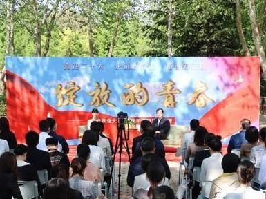 花丛中讲述“青春之花为谁绽放”，青岛农业大学用特别团课庆祝青年节