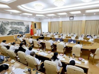 省委理论学习中心组进行集体学习