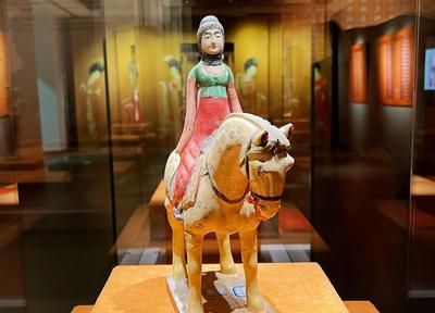 陶俑、三彩器……120余件唐代文物精品在青展出，速打卡