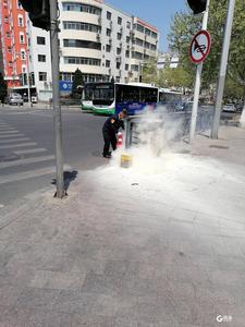 青岛街头，垃圾箱内蹿出火苗，一群“灭火侠”冲了上去！