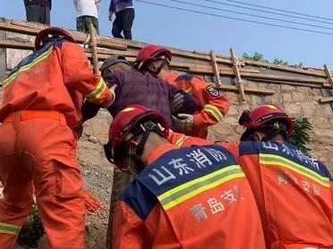 老人骑三轮车不慎跌落山坡，城阳消防紧急救援