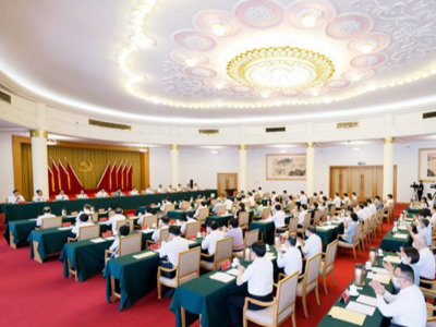 省第十二次党代会主席团举行第四次会议