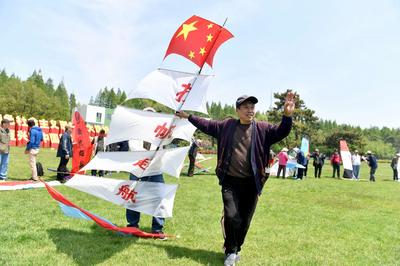 蓝天做衬！15只“帆船”遨游汇泉广场上空