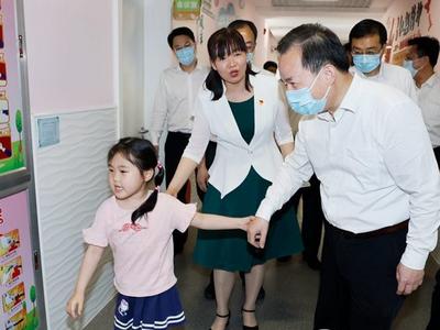 李干杰“六一”国际儿童节前看望少年儿童 向全省少年儿童致以节日祝贺