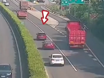 危险！司机高速突然停车，引发7车连撞