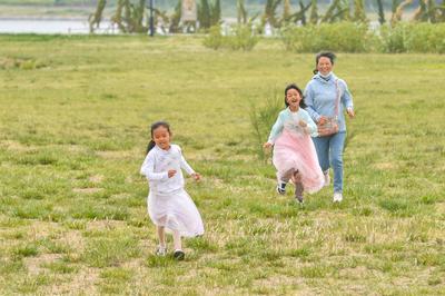 天真灿烂的笑脸，是假日最美的风景