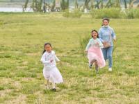 天真灿烂的笑脸，是假日最美的风景