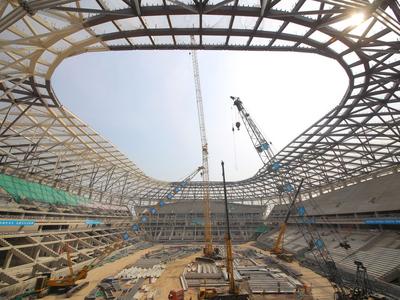 青春足球场保持原标准、原工期建设，建成后将举办高水平的国内外赛事